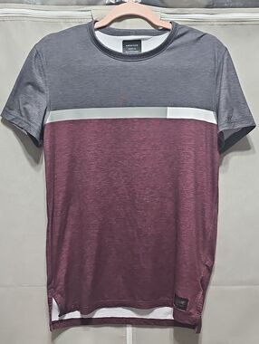 American Eagle Outfitters Two-Tone Maroon and Gray Colorblock Crew Tee